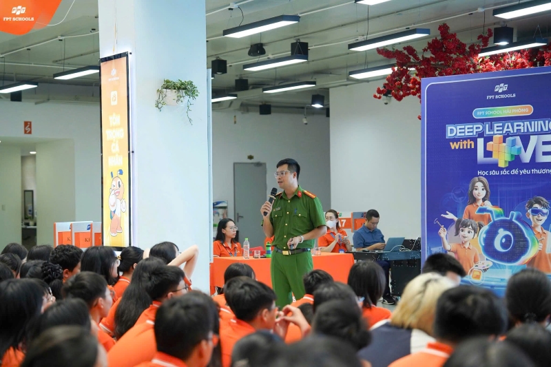 Công an phường Hải An hướng dẫn học sinh kỹ năng đi xe tuyến an toàn